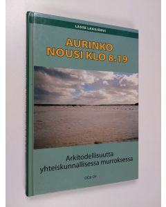 Kirjailijan Lasse Laasjärvi käytetty kirja Aurinko nousi klo 8.19 : arkitodellisuutta yhteiskunnallisessa murroksessa