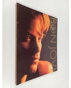 Kirjailijan Mick Wall käytetty kirja "All night long"... : the true story of Bon Jovi