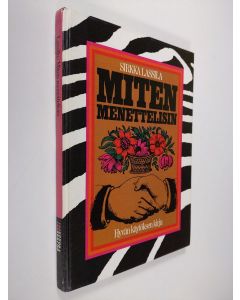 Kirjailijan Sirkka Lassila käytetty kirja Miten menettelisin : hyvän käytöksen kirja