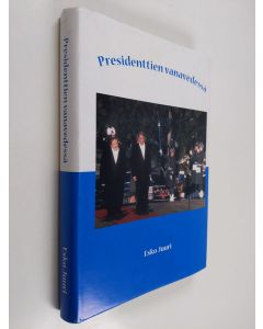 Kirjailijan Esko Juuri käytetty kirja Presidenttien vanavedessä (signeerattu, tekijän omiste)
