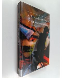 Kirjailijan Arturo Perez-Reverte käytetty kirja El francotirador paciente