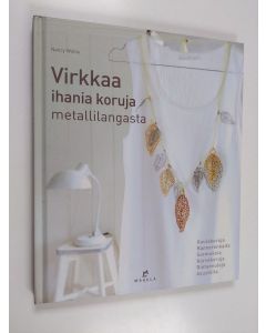 Kirjailijan Nancy Waille käytetty kirja Virkkaa ihania koruja metallilangasta