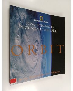Kirjailijan Jay Apt & Michael Helfert ym. käytetty kirja Orbit : NASA Astronauts Photograph the Earth