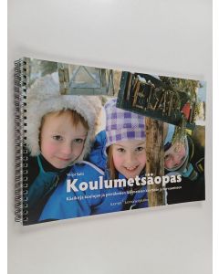 Kirjailijan Virpi Sahi käytetty teos Koulumetsäopas : käsikirja koulujen ja päiväkotien lähimetsien käyttöön ja turvaamiseen