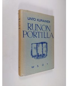 Kirjailijan Unto Kupiainen käytetty kirja Runon portilla : esseitä ja tutkielmia suomalaisesta kirjallisuudesta sekä estetiikasta
