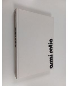 Kirjailijan Tuula Saarikoski käytetty kirja Armi Ratia : legenda jo eläessään