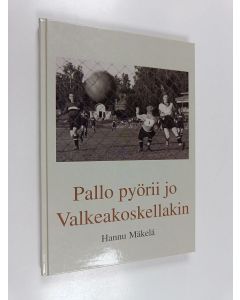 Kirjailijan Hannu Mäkelä käytetty kirja Pallo pyörii jo Valkeakoskellakin : valkeakoskelaisen jalkapalloilun varhaisia vaiheita koko laajalta kentältä siihen saakka, kun Haka nousi mestaruussarjaan vuonna 1949