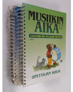 Kirjailijan Leena-Maija Alho käytetty teos Musiikin aika 1-4 : opettajan kirja (2 kirjaa)