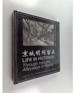 Kirjailijan Yantai Shen käytetty kirja Jing cheng hu tong liu zhen Life in hutongs : Through intricate alleyways in Beijing