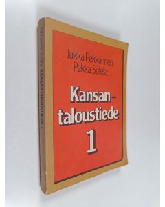 Kirjailijan Jukka Pekkarinen & Pekka Sutela käytetty kirja Kansantaloustiede 1