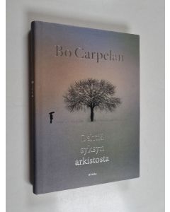 Kirjailijan Bo Carpelan käytetty kirja Lehtiä syksyn arkistosta : Tomas Skarfeltin muistiinpanoja