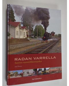 Kirjailijan Jussi Iltanen käytetty kirja Radan varrella : Suomen rautatieliikennepaikat