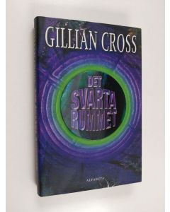 Kirjailijan Gillian Cross käytetty kirja Det svarta rummet