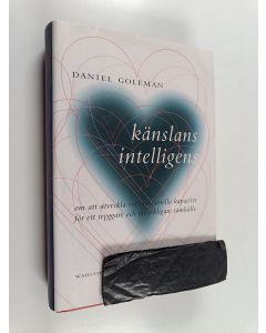 Kirjailijan Daniel Goleman käytetty kirja Känslans intelligens : om att utveckla vår emotionella kapacitet för ett tryggare och mänskligare samhälle