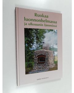 Kirjailijan Jaakko Kolmonen käytetty kirja Ruokaa luonnonhelmassa ja ulkouunin lämmössä