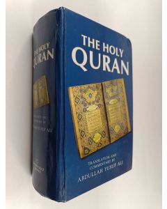 Kirjailijan Tr. Abdullah Yusuf Ali käytetty kirja The Holy Quran: Text, Translation And Commentary