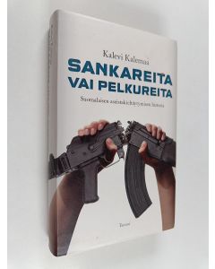 Kirjailijan Kalevi Kalemaa käytetty kirja Sankareita vai pelkureita : suomalaisen aseistakieltäytymisen historia