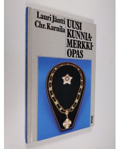 Kirjailijan Lauri Jäntti & Christer Karnila käytetty kirja Uusi kunniamerkkiopas : suomalaisten kunniamerkkien, ansio- ja palkitsemismerkkien sekä muistomitalien ja muistoristien ynnä yleisimpien ulkomaisten kunniamerkkien käyttöopas