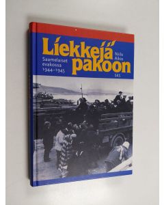 Kirjailijan Niilo Aikio käytetty kirja Liekkejä pakoon : saamelaiset evakossa 1944-1945