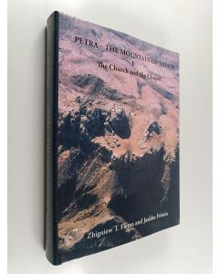 Kirjailijan Zbigniew T. Fiema käytetty kirja Petra - the mountain of Aaron : the Finnish archaeological project in Jordan, Volume 1 : The church and the chapel