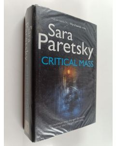 Kirjailijan Sara Paretsky käytetty kirja Critical Mass