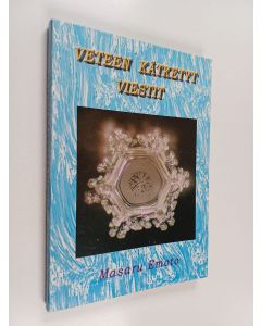 Kirjailijan Masaru Emoto käytetty kirja Veteen kätketyt viestit