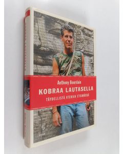 Kirjailijan Anthony Bourdain käytetty kirja Kobraa lautasella : täydellistä ateriaa etsimässä