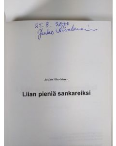 Kirjailijan Jouko Nivalainen käytetty kirja Liian pieniä sankareiksi (signeerattu)
