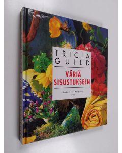 Kirjailijan Tricia Guild käytetty kirja Väriä sisustukseen