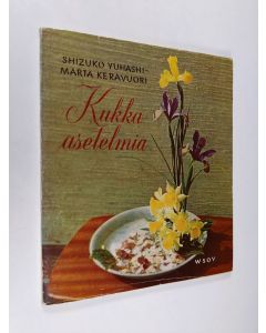 Kirjailijan Shizuko Yuhashi käytetty kirja Kukka-asetelmia