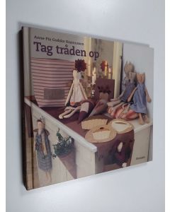 Kirjailijan Anne-Pia Godske Rasmussen käytetty kirja Tag tråden op