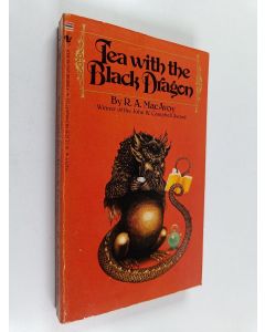 Kirjailijan R. A. MacAvoy käytetty kirja Tea with the Black Dragon