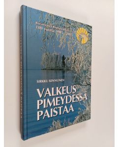 Kirjailijan Sirkku Kinnunen & Rovaniemen rauhanyhdistys käytetty kirja Valkeus pimeydessä paistaa : Rovaniemen rauhanyhdistys 100 vuotta