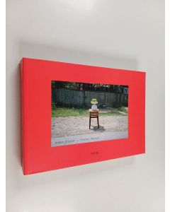 Kirjailijan Roman Signer käytetty kirja Travel photos