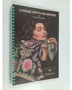 Tekijän Lorraine E. Hammett  käytetty teos Living with Scarves