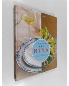 Kirjailijan Nina Kaukonen käytetty kirja Á la Nina : från solskenssoppa till mormors tjinuskitårta