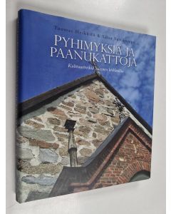 Kirjailijan Liisa Suvikumpu & Tuomas Heikkilä käytetty kirja Pyhimyksiä ja paanukattoja : kulttuuriretkiä Suomen kirkkoihin