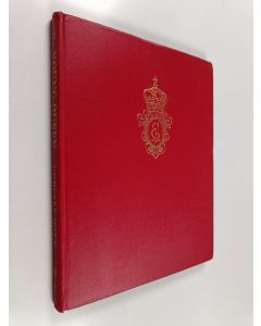 Kirjailijan Godfrey Winn käytetty kirja The young queen : the life story of Her Majesty Queen Elizabeth II