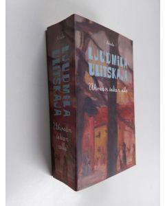 Kirjailijan Ljudmila Ulitskaja käytetty kirja Vihreän teltan alla