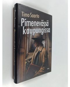 Kirjailijan Timo Saarto käytetty kirja Pimenevässä kaupungissa