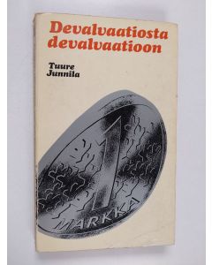 Kirjailijan Tuure Junnila käytetty kirja Devalvaatiosta devalvaatioon : Vuosikymmen 1957-1967 suomalaista talouspolitiikkaa