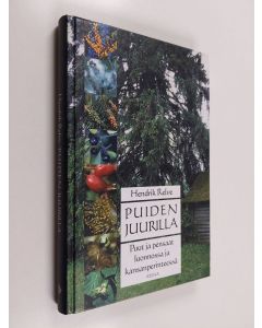 Kirjailijan Hendrik Relve käytetty kirja Puiden juurilla : puut ja pensaat luonnossa ja kansanperinteessä