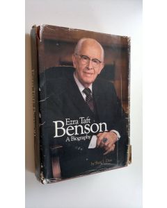 Kirjailijan Sheri L. Dew käytetty kirja Ezra Taft Benson : a biography