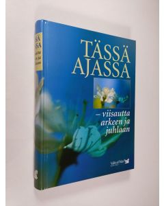 Kirjailijan koonnut Kaija Valkonen avustajanaan Anna Laine käytetty kirja Tässä ajassa : viisautta arkeen ja juhlaan