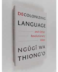 Kirjailijan Ngugi Wa Thiong'o käytetty kirja Decolonizing Language and Other Revolutionary Ideas