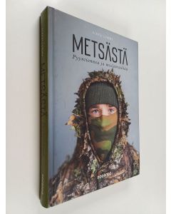 Kirjailijan Aleksi Lumme käytetty kirja Metsästä : Pyyntionnea ja mielenrauhaa