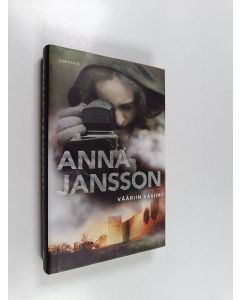 Kirjailijan Anna Jansson käytetty kirja Vääriin käsiin