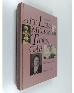 Kirjailijan Jan Helander käytetty kirja Att leva medan tiden går : om då, nu och sedan