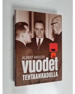 Kirjailijan Albert Akulov käytetty kirja Vuodet Tehtaankadulla