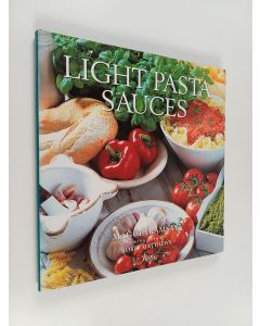 Kirjailijan Maggie Ramsay käytetty kirja Light Pasta Sauces
